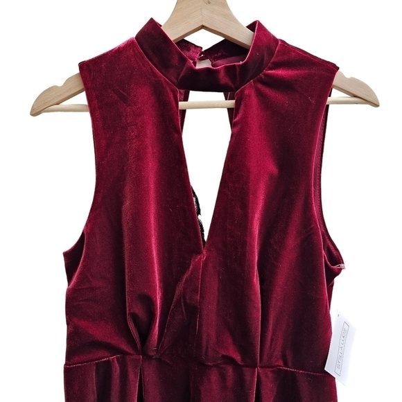 NWT Stella Luce Burgundy Velvet Romper with Cutout and Lace Detail, Size Small - Picture 5 of 14